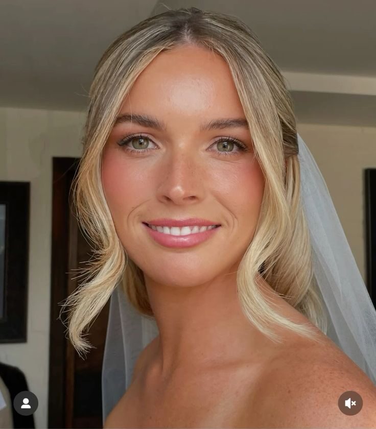 Subtle bronze contour paired with a cheerful peach blush and matching warm nude lip.
