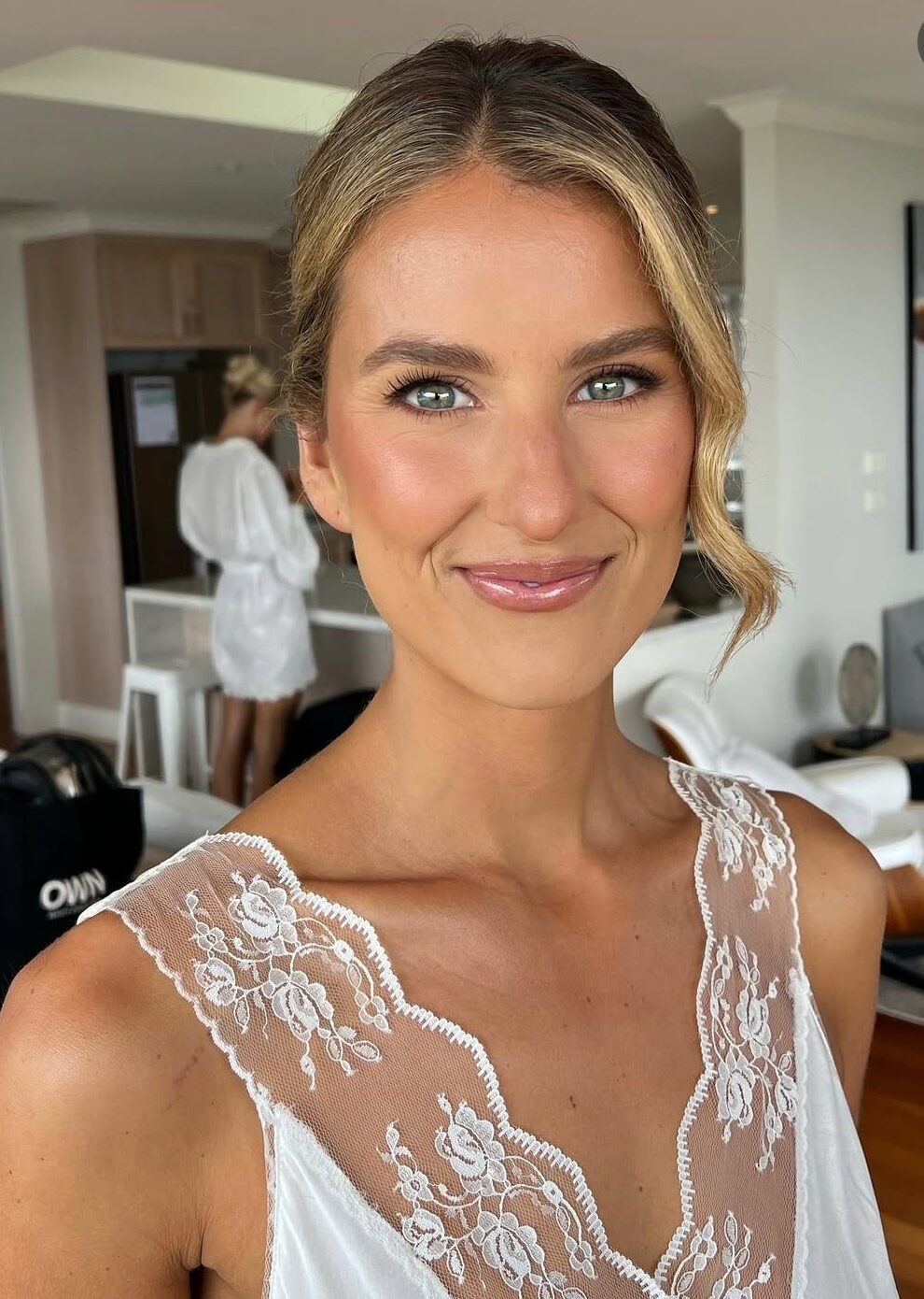 Thin, soft brown flick on the outer corner of the eye with a satin nude lip.
