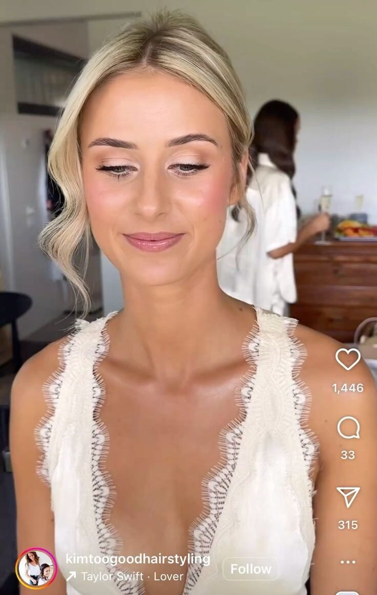 Fine champagne shadow on the lids paired with soft pink blush on the cheekbones.